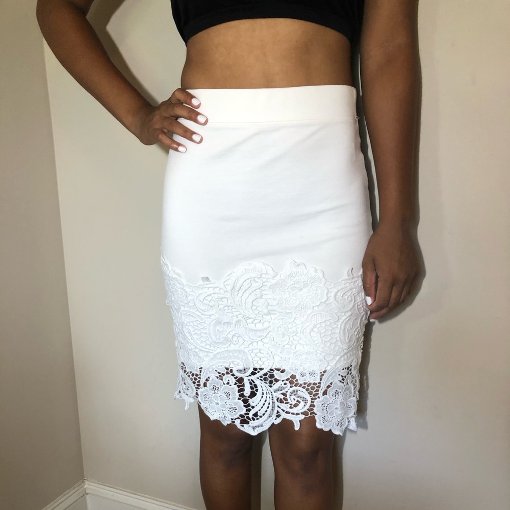 WHITE LACE SKIRT